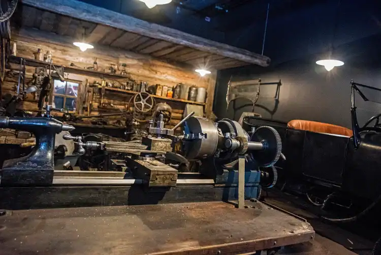 Historia de la carpintería moderna: de las herramientas manuales a la CNC